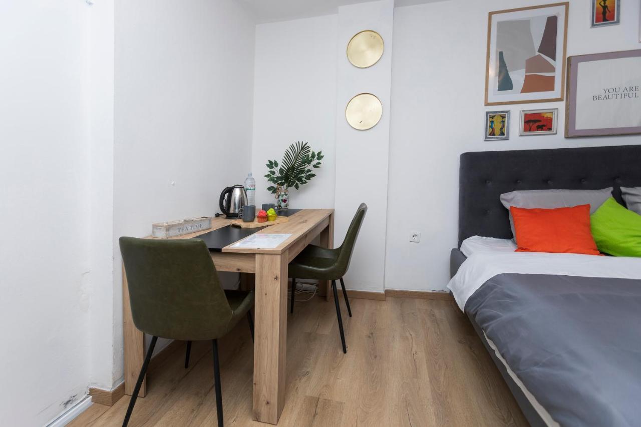 11 Steps' Lovely Studio In The Center تيرانا المظهر الخارجي الصورة