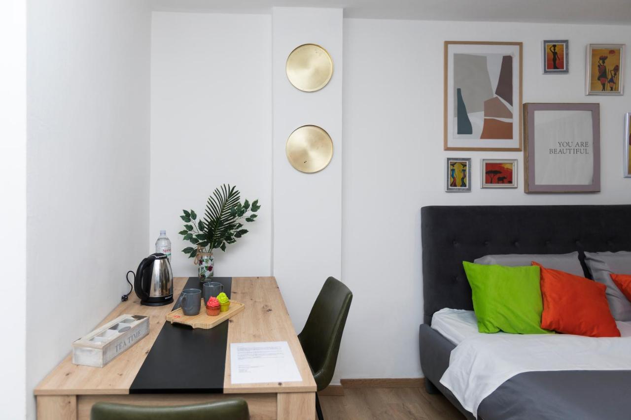 11 Steps' Lovely Studio In The Center تيرانا المظهر الخارجي الصورة