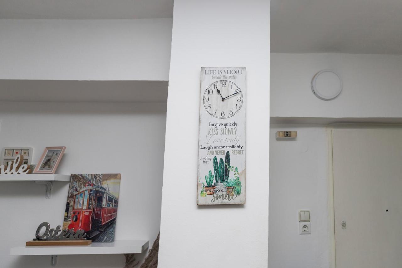 11 Steps' Lovely Studio In The Center تيرانا المظهر الخارجي الصورة