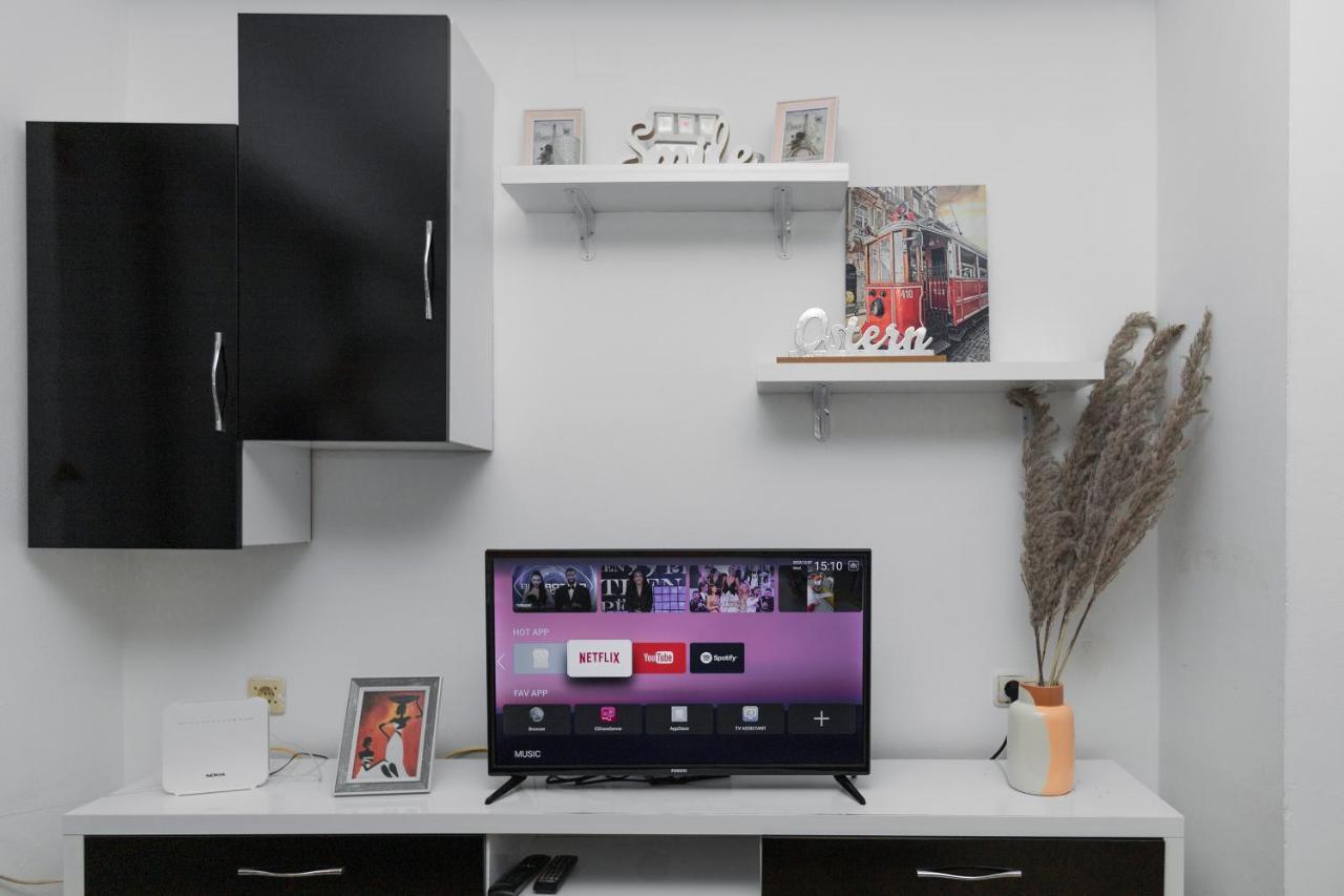 11 Steps' Lovely Studio In The Center تيرانا المظهر الخارجي الصورة